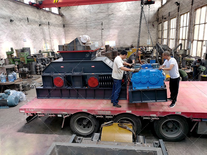 2PG1000×700連軸對輥破碎機發(fā)貨現(xiàn)場圖片_發(fā)往廣東_玄武巖制砂